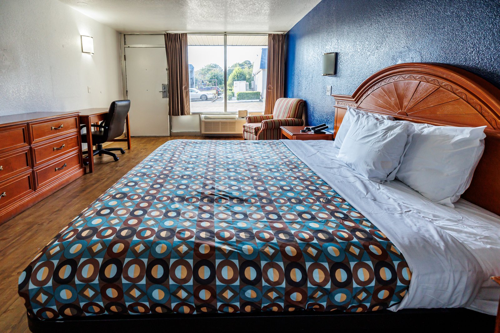 Budget Inn Greenville Queen Bed Room 9