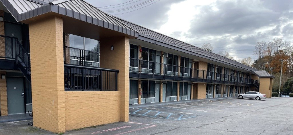 Budget Inn Greenville hotel building exterior and parking